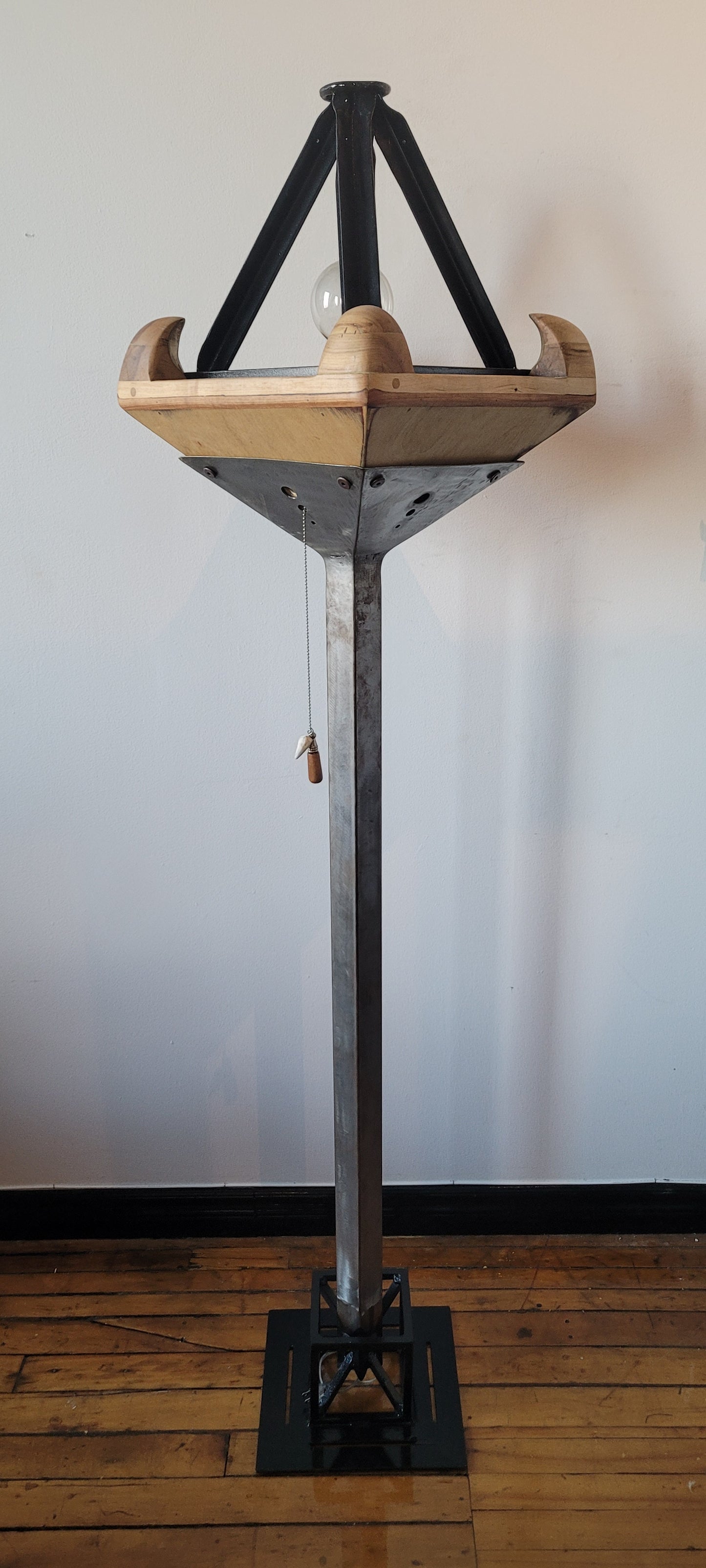 Lampe pyramidale sur pied des 4 éléments, acier, acier inox, verre fusionné, merisier, géometrique, industrielle, nature