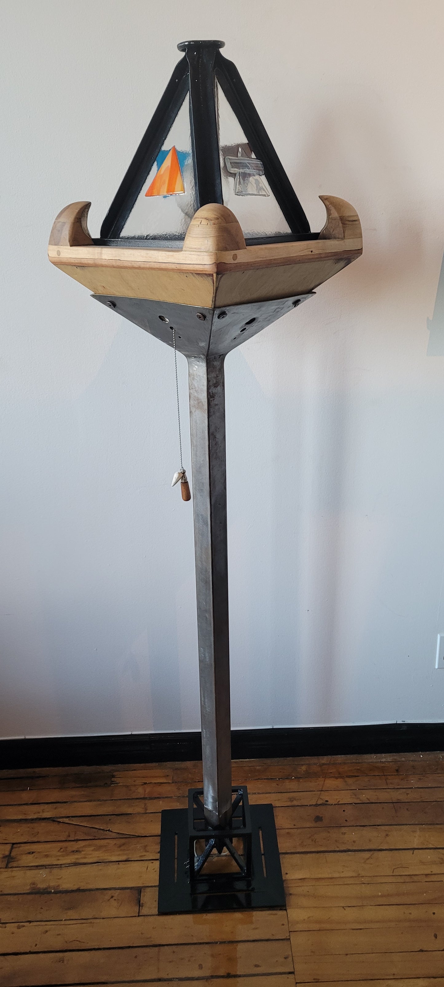 Lampe pyramidale sur pied des 4 éléments, acier, acier inox, verre fusionné, merisier, géometrique, industrielle, nature