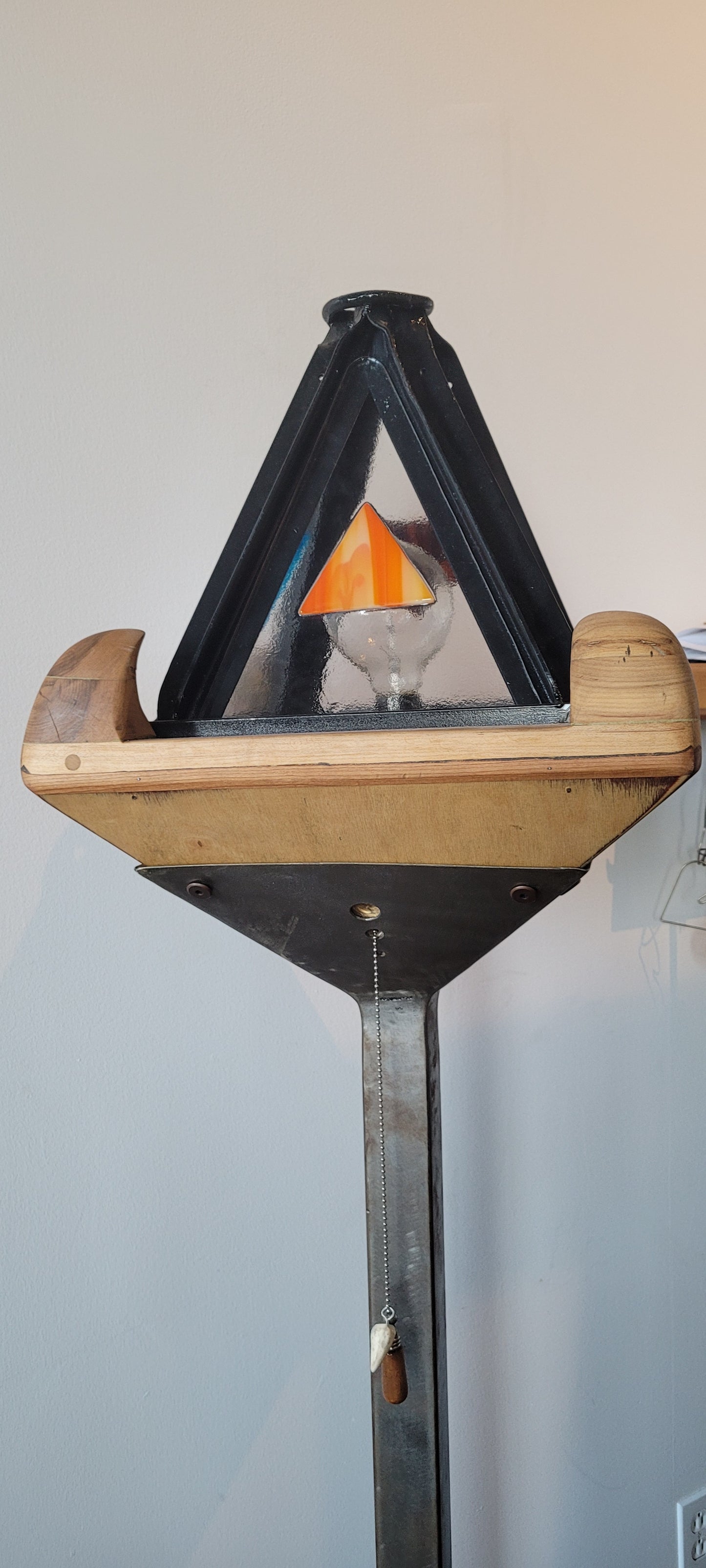Lampe pyramidale sur pied des 4 éléments, acier, acier inox, verre fusionné, merisier, géometrique, industrielle, nature
