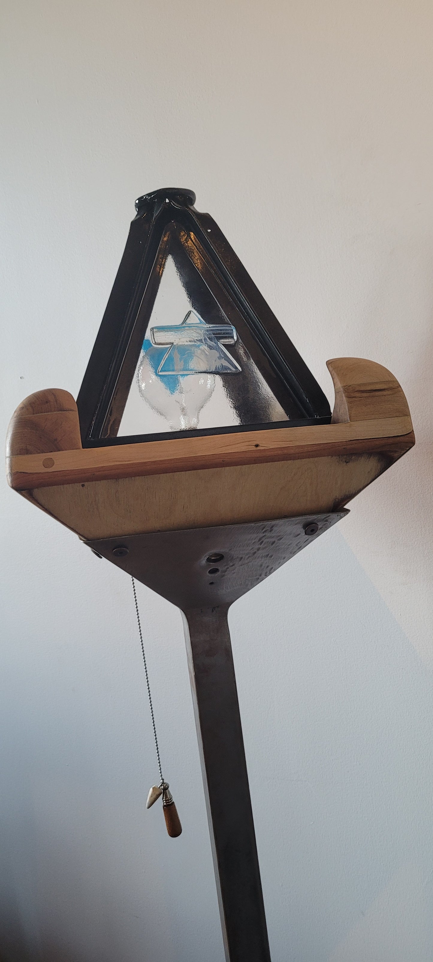 Lampe pyramidale sur pied des 4 éléments, acier, acier inox, verre fusionné, merisier, géometrique, industrielle, nature
