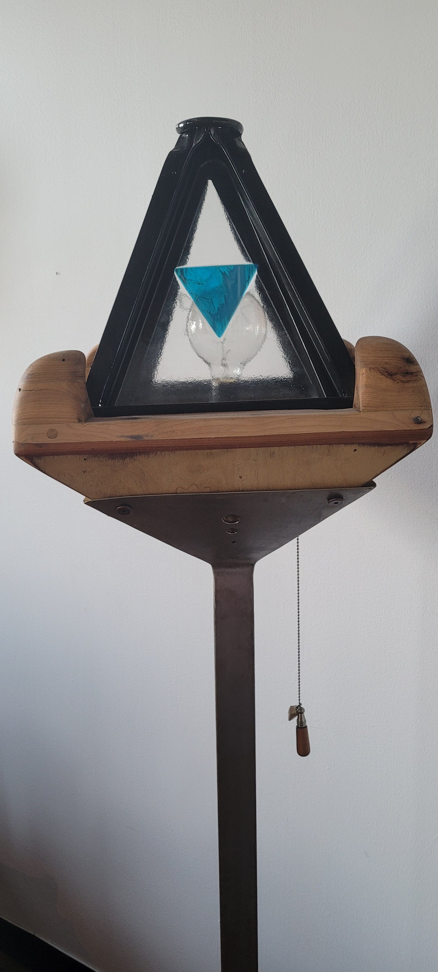 Lampe pyramidale sur pied des 4 éléments, acier, acier inox, verre fusionné, merisier, géometrique, industrielle, nature