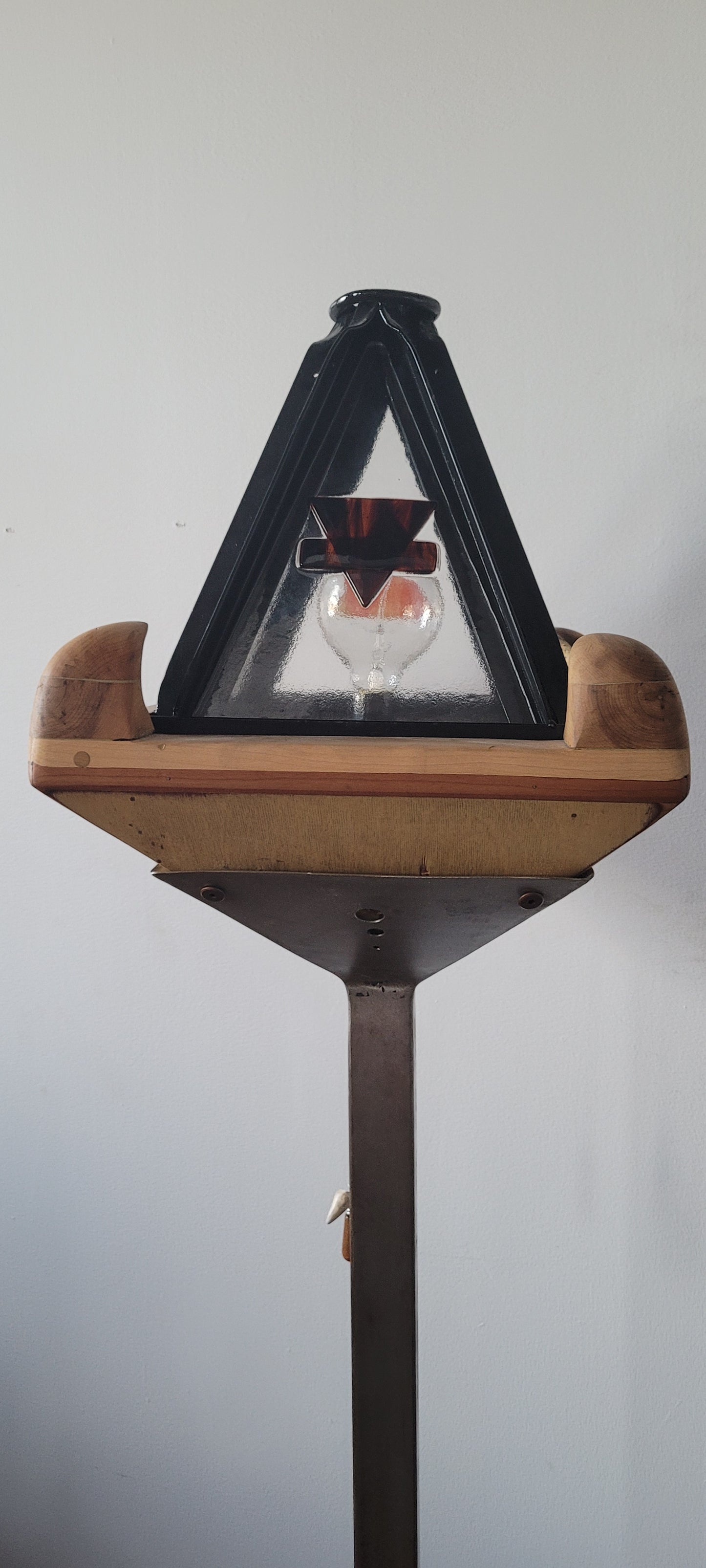 Lampe pyramidale sur pied des 4 éléments, acier, acier inox, verre fusionné, merisier, géometrique, industrielle, nature