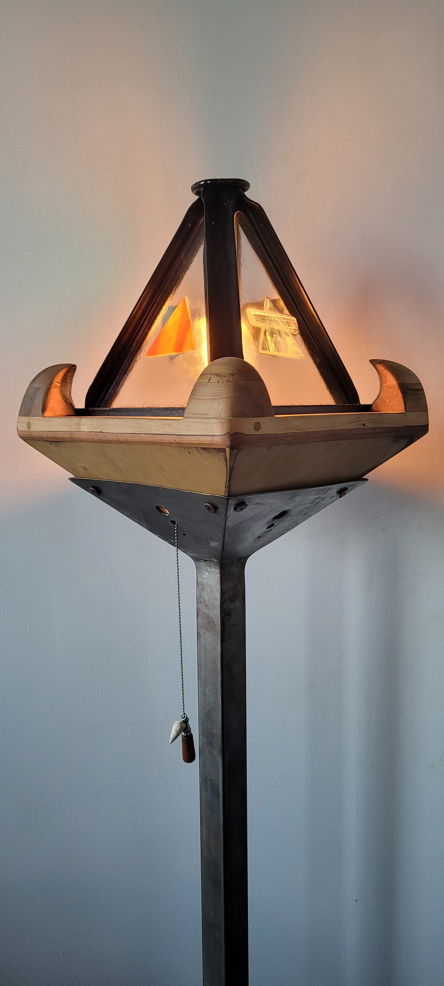 Lampe pyramidale sur pied des 4 éléments, acier, acier inox, verre fusionné, merisier, géometrique, industrielle, nature