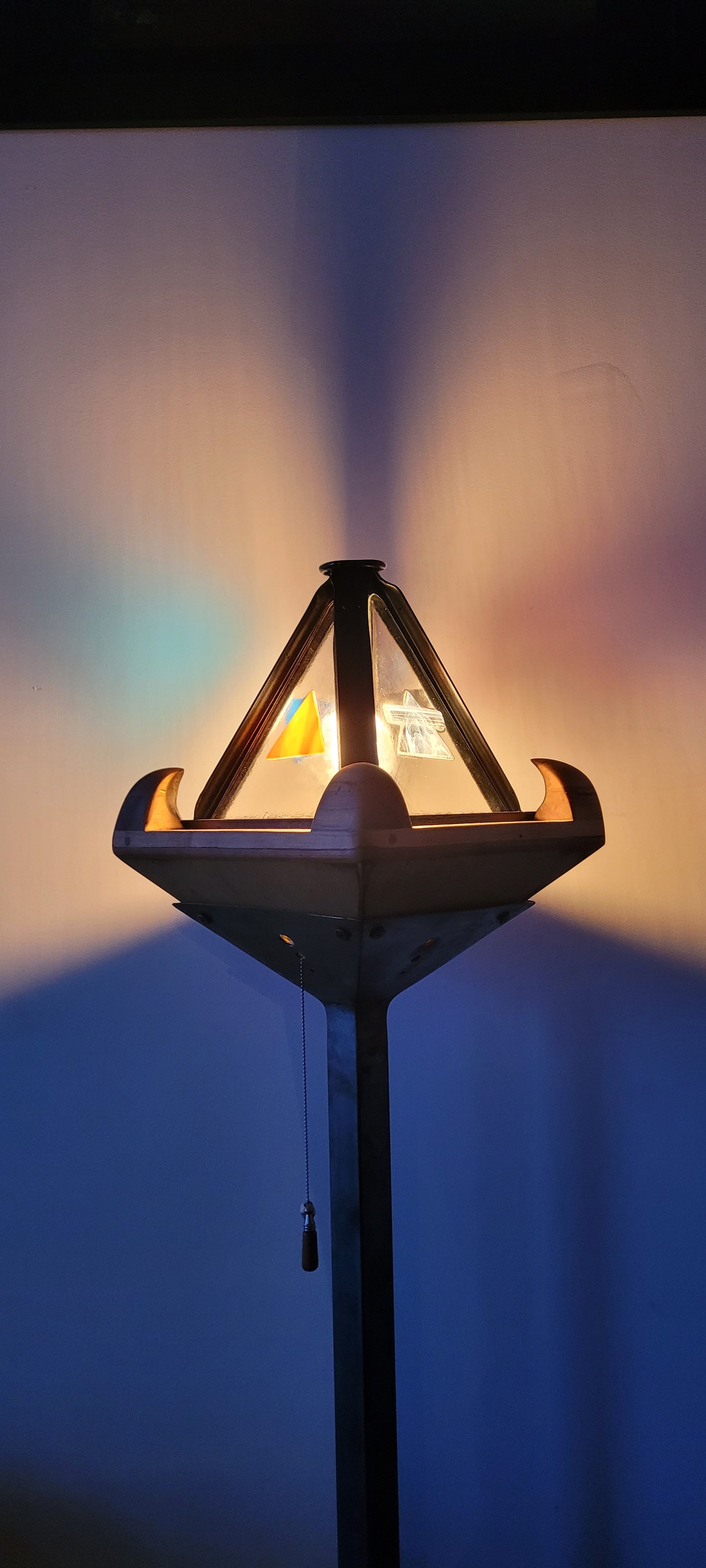 Lampe pyramidale sur pied des 4 éléments, acier, acier inox, verre fusionné, merisier, géometrique, industrielle, nature