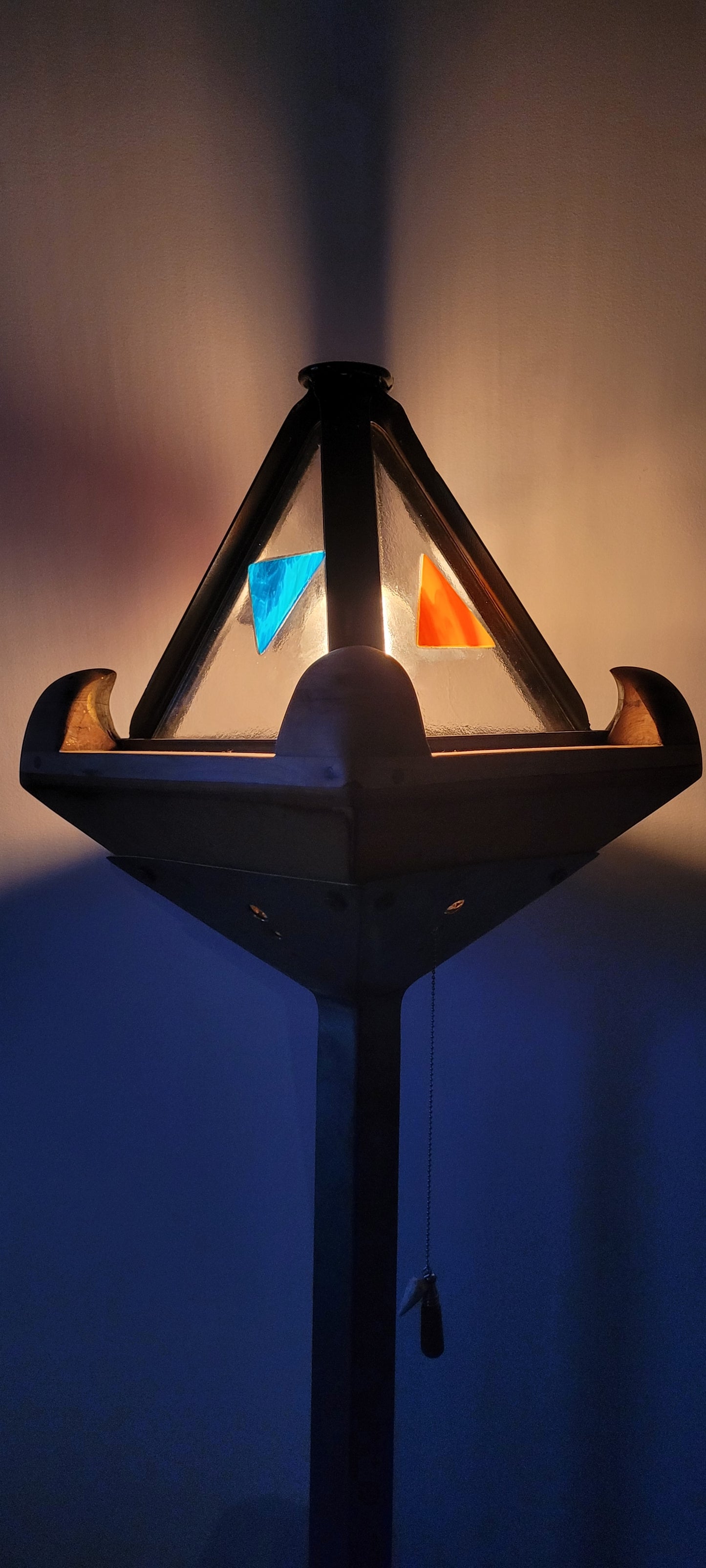 Lampe pyramidale sur pied des 4 éléments, acier, acier inox, verre fusionné, merisier, géometrique, industrielle, nature