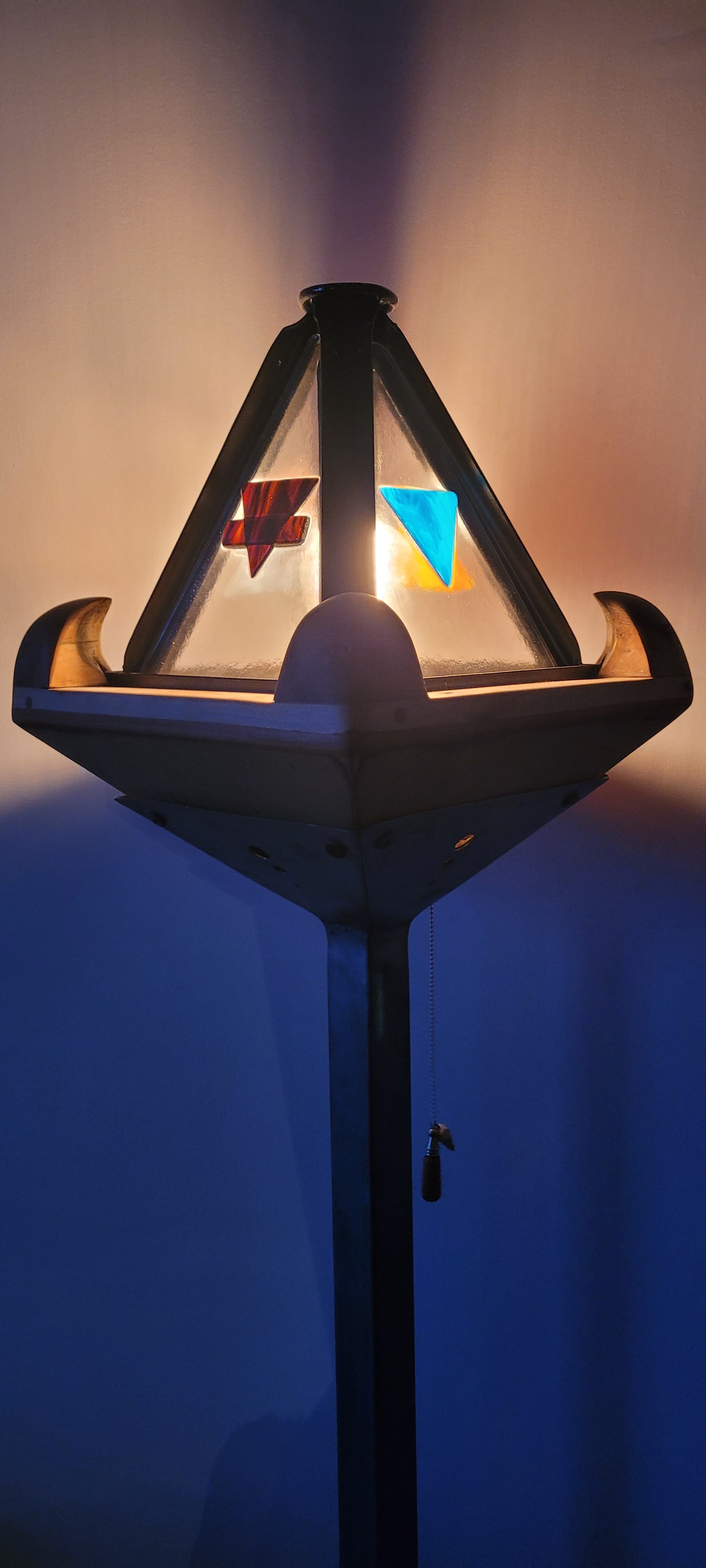 Lampe pyramidale sur pied des 4 éléments, acier, acier inox, verre fusionné, merisier, géometrique, industrielle, nature