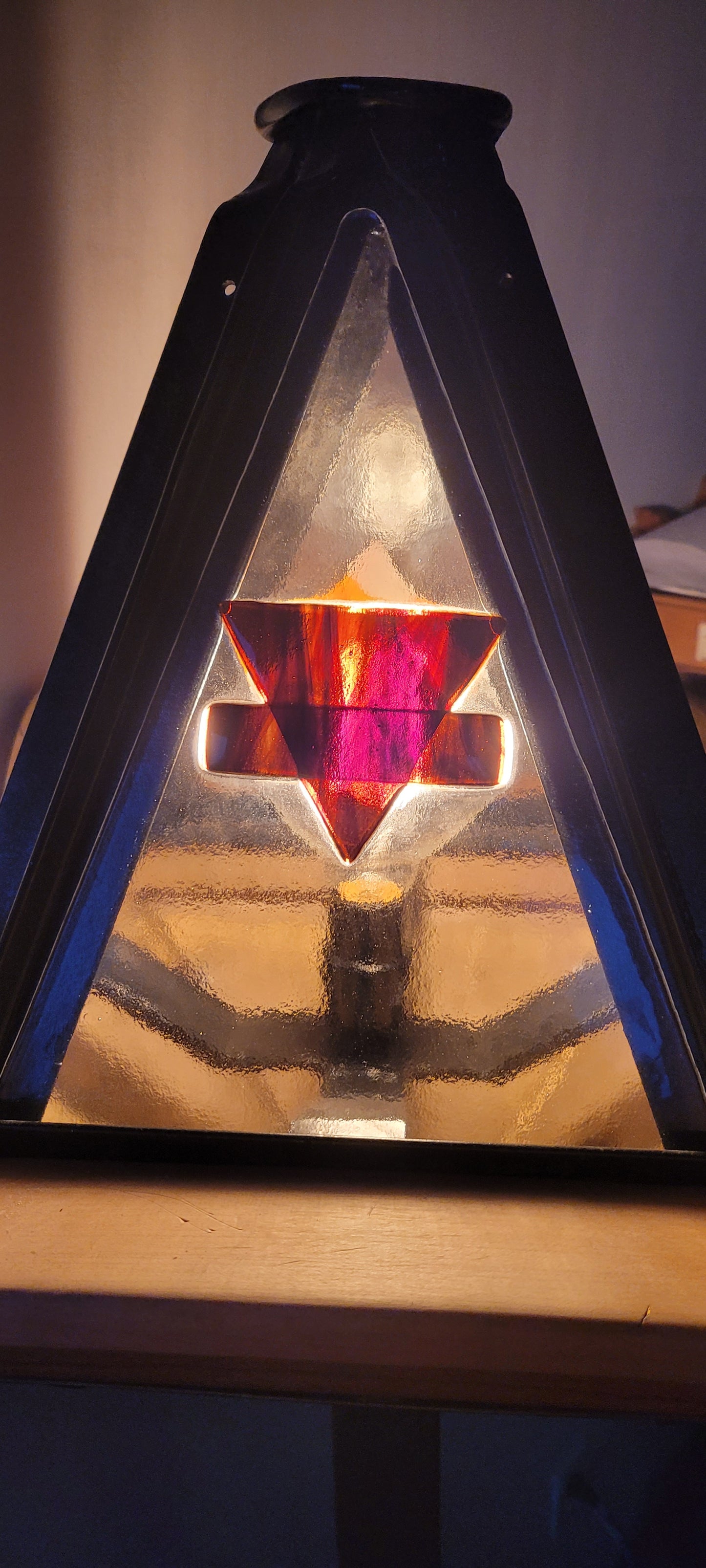 Lampe pyramidale sur pied des 4 éléments, acier, acier inox, verre fusionné, merisier, géometrique, industrielle, nature