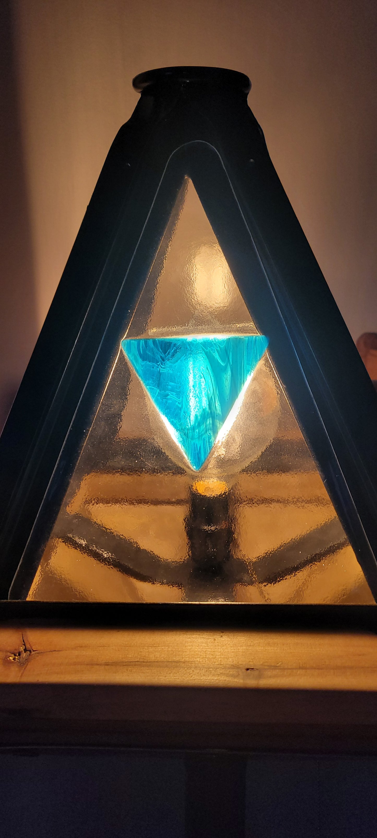 Lampe pyramidale sur pied des 4 éléments, acier, acier inox, verre fusionné, merisier, géometrique, industrielle, nature