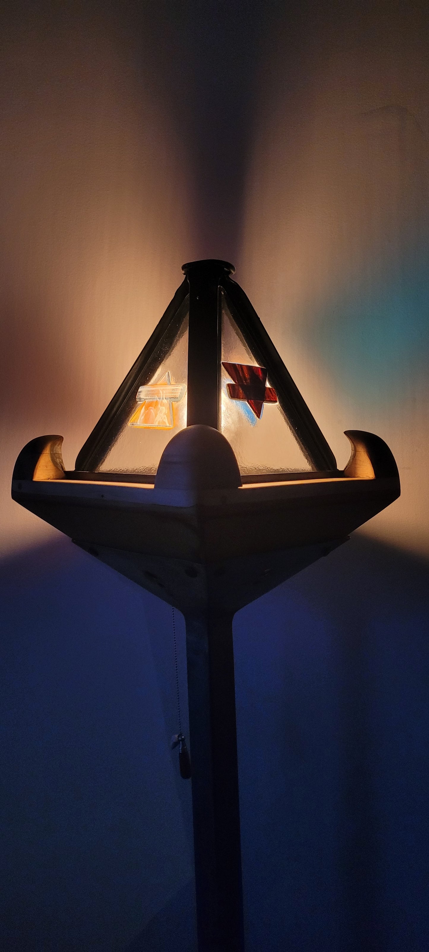 Lampe pyramidale sur pied des 4 éléments, acier, acier inox, verre fusionné, merisier, géometrique, industrielle, nature