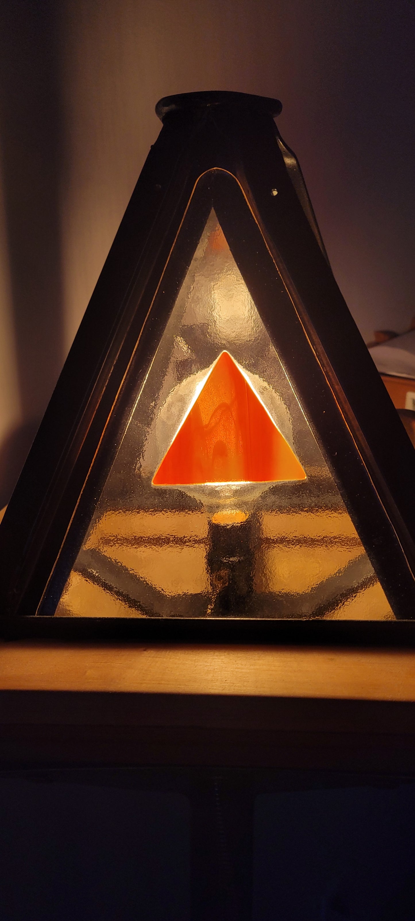 Lampe pyramidale sur pied des 4 éléments, acier, acier inox, verre fusionné, merisier, géometrique, industrielle, nature